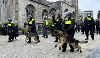 İngiltere’nin Plymouth kentinde polis, aşırı sağcılara köpeklerle müdahale etti