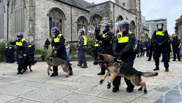 İngiltere’nin Plymouth kentinde polis, aşırı sağcılara köpeklerle müdahale etti