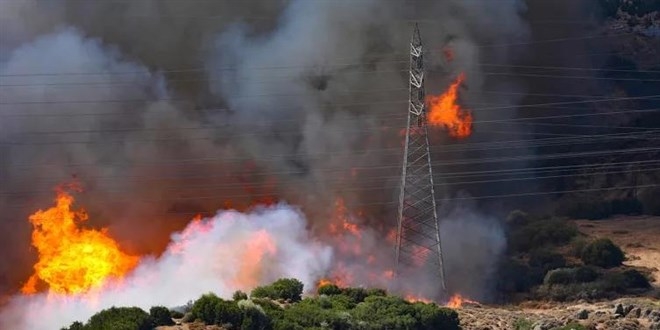 İzmir’deki yangında 87 ev ve 45 iş yeri boşaltıldı, 16 ev yandı