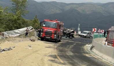 Kum yüklü TIR karşı şeride geçip otomobile çarptı: 3 ölü