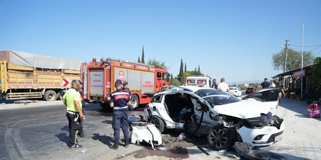 Manisa’da iki otomobil çarpıştı: 1 ölü, 4 yaralı