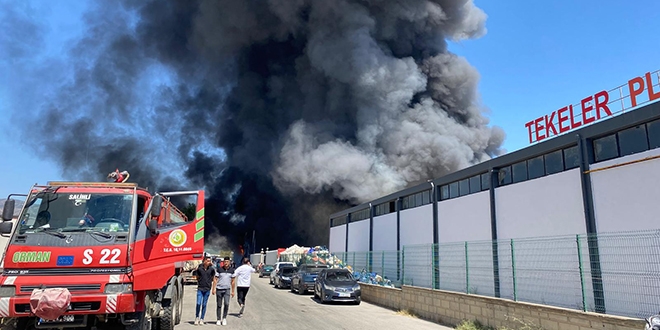 Manisa’da üzüm işleme tesisinde yangın kontrol altına alındı