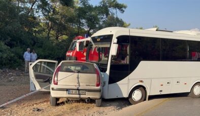 Midibüsle çarpışan otomobildeki 1 kişi öldü, 1 kişi yaralandı