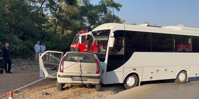 Midibüsle çarpışan otomobildeki 1 kişi öldü, 1 kişi yaralandı