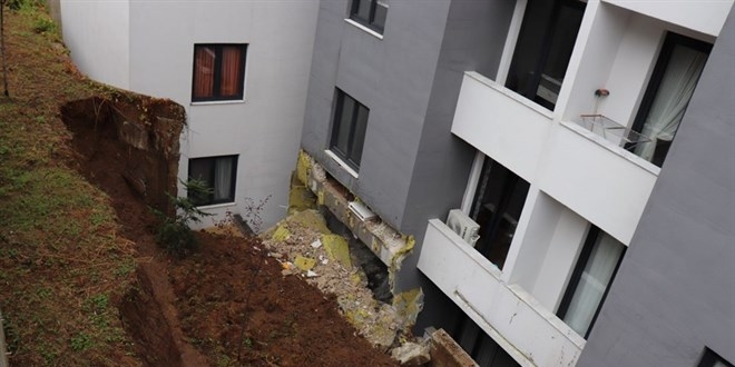 Ordu’da istinat duvarı çöktü: 48 daireli bina boşaltıldı