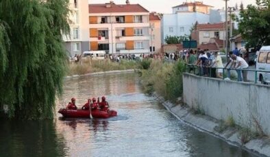 Sulama kanalına düşen çocuğu kurtardı, kendi kurtulamadı