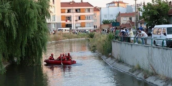 Sulama kanalına düşen çocuğu kurtardı, kendi kurtulamadı