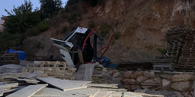 Uçurumdan düşen araçtaki anne öldü, kızı yaralandı