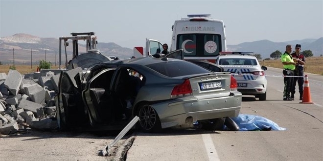 Yol kenarına bırakılan taşlar 2 kişiyi canından etti