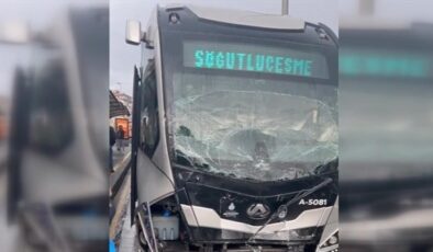 Avcılar’da iki metrobüs çarpıştı