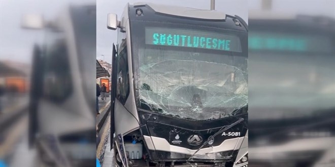 Avcılar’da iki metrobüs çarpıştı