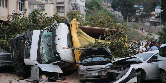 Freni arızalanan hafriyat kamyonu 7 araca çarptı: 5 yaralı