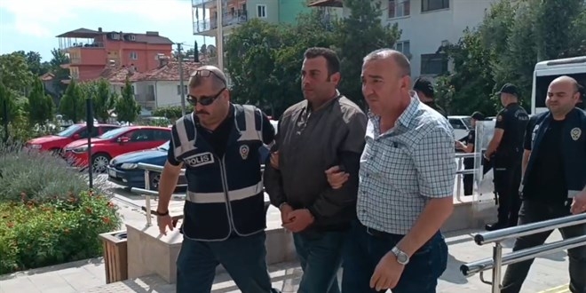 İş yerlerinin önünde baba ve oğlunu öldüren zanlı tutuklandı