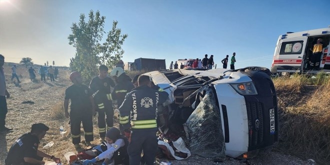 Konya’da minibüs ile traktörün çarpıştı: 2 kişi öldü, 9 kişi yaralandı