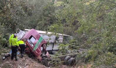 Konya’da şarampole devrilen kamyonun sürücüsü öldü