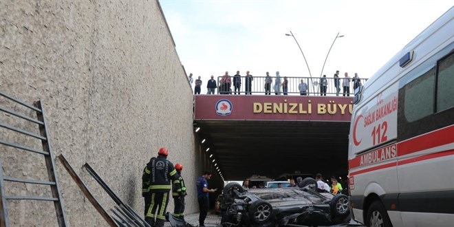 Köprülü kavşakta kaza yapan otomobil 5 metreden aşağıya ters düştü