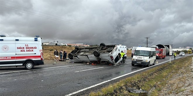 Nevşehir’de turistleri taşıyan minibüs devrildi: 18 yaralı