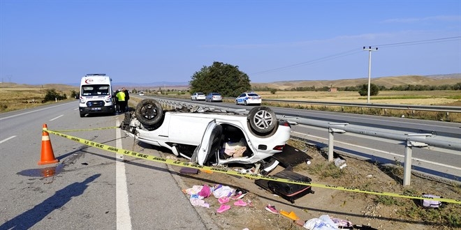 Polis çift trafik kazasında hayatını kaybetti, 2 çocukları yaralandı