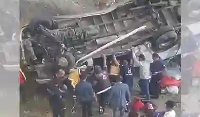 Sivas’ta tarım işçilerini taşıyan minibüs devrildi: 14 yaralı