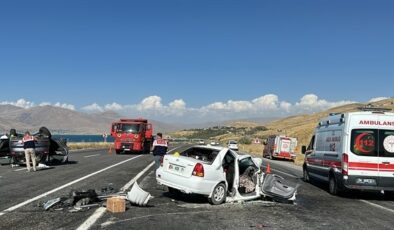 Van’da 2 aracın çarpıştığı kazada 2 kişi öldü