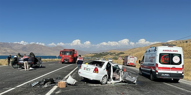 Van’da 2 aracın çarpıştığı kazada 2 kişi öldü