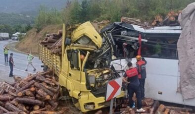 Yolcu otobüsü tomruk yüklü kamyonla çarpıştı: 2 ölü, 24 yaralı