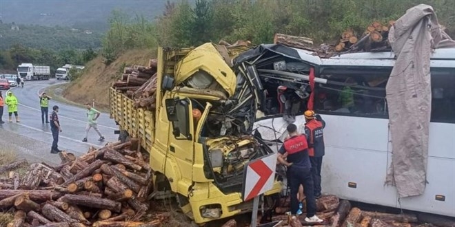 Yolcu otobüsü tomruk yüklü kamyonla çarpıştı: 2 ölü, 24 yaralı