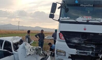 Afyonkarahisar’da tır ile otomobil çarpıştı: 3 ölü, 1 yaralı