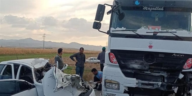 Afyonkarahisar’da tır ile otomobil çarpıştı: 3 ölü, 1 yaralı