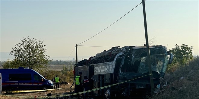 Afyonkarahisar’da yolcu otobüsü devrildi: 1 ölü, 20 yaralı