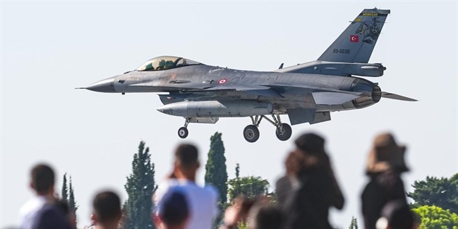 Alper Gezeravcı, F-16 ile Adana semalarında süzüldü, nefesleri kesti