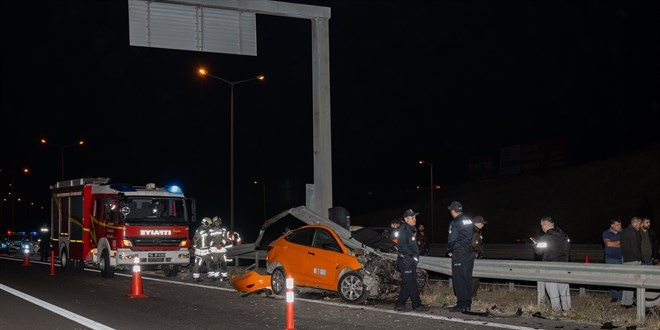 Ankara’da bariyere çarpan taksinin şoförü öldü