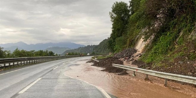 Artvin’i sağanak vurdu: Yollar göle döndü