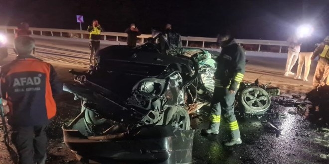 Erzincan’da otomobil ile tır çarpıştı: 3 ölü, 1 yaralı