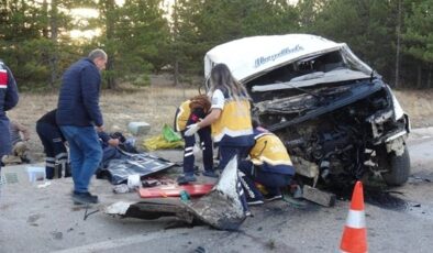 Karaman’da minibüs şarampole devrildi: 2 ölü, 13 yaralı