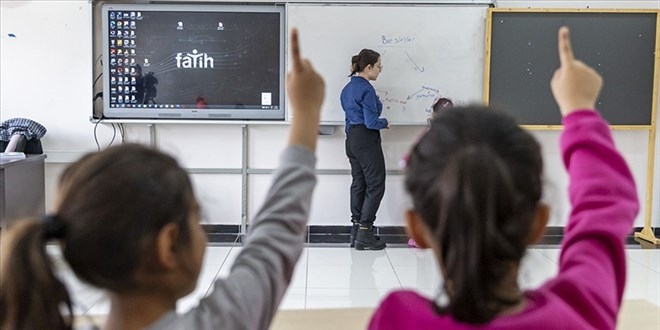 Öğretmenlik Meslek Kanunu Taslağında Geri Adım: Hizmet Sınıfı Değişikliği Maddesi Geri Çekild