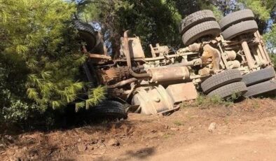 Orman ekiplerine yardıma giderken devrilen kamyonun sürücüsü öldü