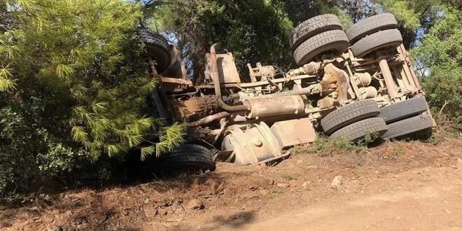 Orman ekiplerine yardıma giderken devrilen kamyonun sürücüsü öldü