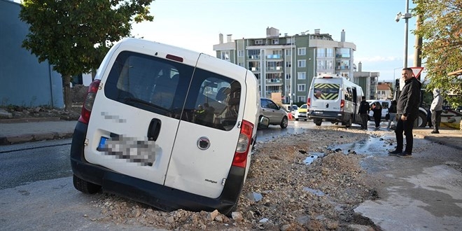 Su borusu patladı, araç çukura düşerek çamura saplandı