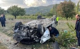 Tarlaya uçan otomobildeki kadın öldü, eşi ile 7 aylık oğlu yaralandı