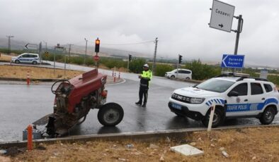 Yolcu otobüsüyle traktör çarpıştı: 1 kişi öldü, 1 kişi yaralandı