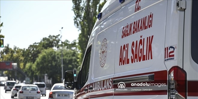 Ağaca çarpan motosikletteki 2 kişi öldü