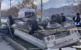 Ağaçlara çarparak devrilen kamyonetteki 2 kişi öldü