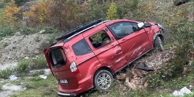 Dedesinin aracını kaçıran çocuk, polisten kaçarken şarampole yuvarlandı