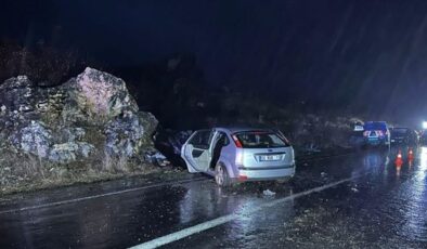 Diyarbakır’da otomobil kayalıklara çarptı: 3 ölü, 2 yaralı