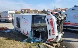 Hasta taşıyan ambulansla otomobil çarpıştı: 3’ü sağlık çalışanı, 7 yaralı