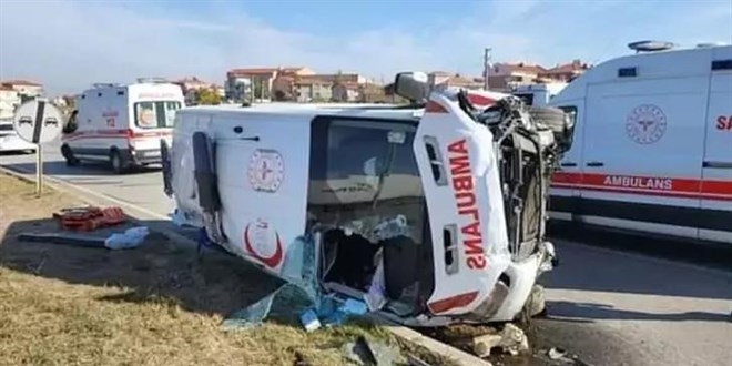 Hasta taşıyan ambulansla otomobil çarpıştı: 3’ü sağlık çalışanı, 7 yaralı