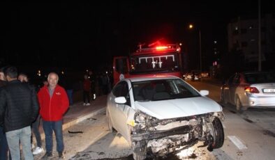 Kafa kafaya çarpışan otomobillerden biri kanala uçtu: 2 yaralı