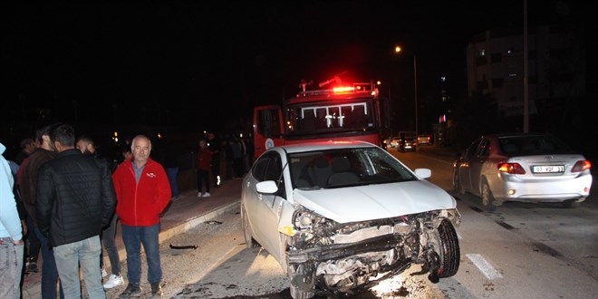 Kafa kafaya çarpışan otomobillerden biri kanala uçtu: 2 yaralı