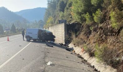 Kamyonet, istinat duvarına çarptı: 2 çocuk öldü, baba yaralı